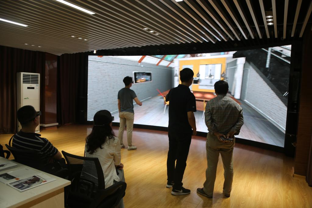 在南阳理工学院计算机与2026世界杯进行VR体验